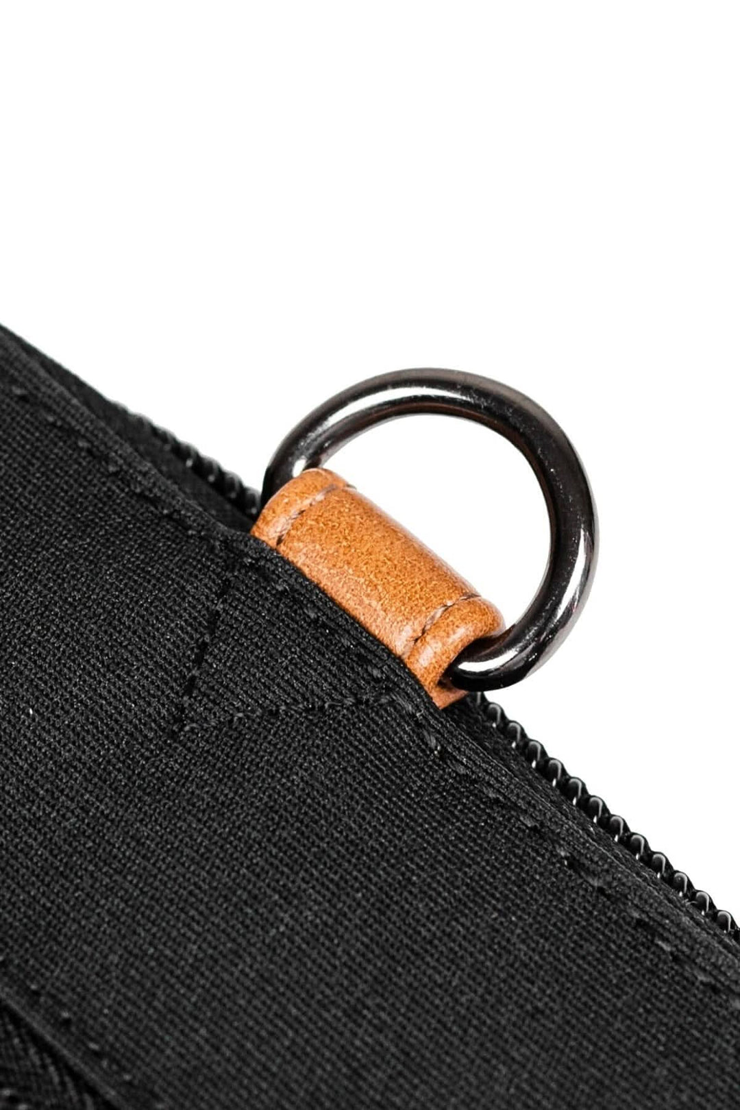 Détail de la fermeture éclair d'un sac messager Wellington, avec un anneau en métal et une finition en cuir.