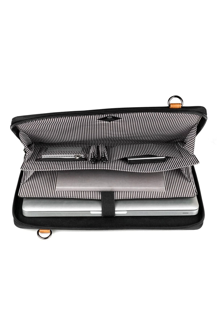 Intérieur du sac messager PKG Wellington 10L avec espace pour ordinateur portable et rangement pratique.