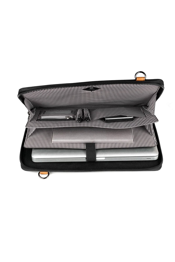 Intérieur du sac messager Wellington 10L, montrant des compartiments pour ordinateur portable et accessoires.