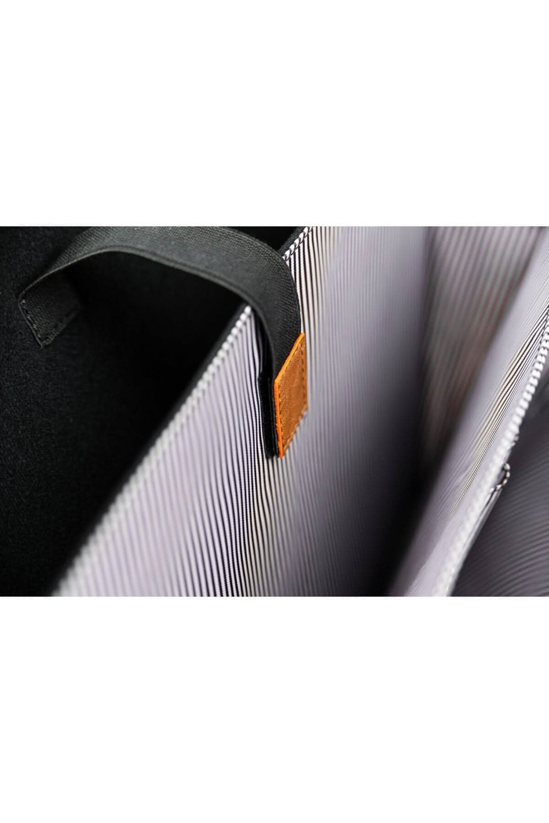 Détail de l'intérieur du sac messager Wellington 10L avec poches organisées et sangle de transport.