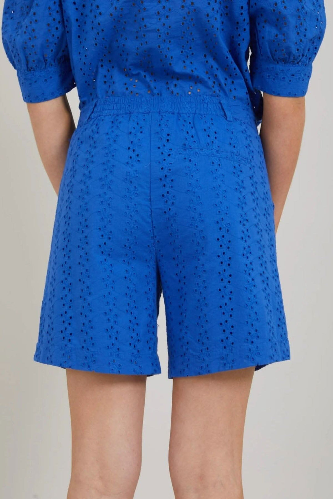 Short Lena bleu avec broderie anglaise, taille élastique et design confortable, vue arrière.