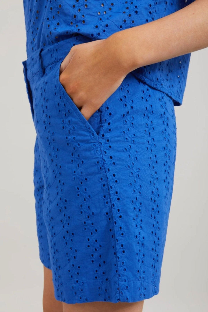 Short Lena bleu avec broderie anglaise et poches, taille élastique et coupe confortable.