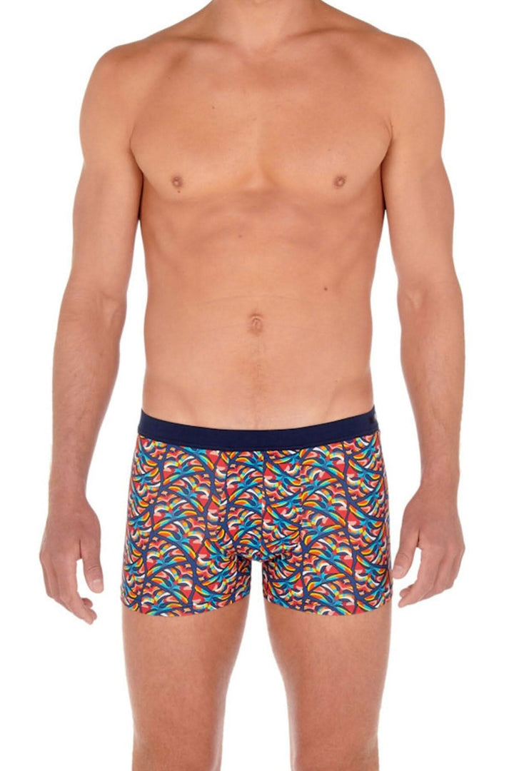 Homme portant un boxer TURBIE motifs végétaux, en coton modal, couleur vive et design moderne.