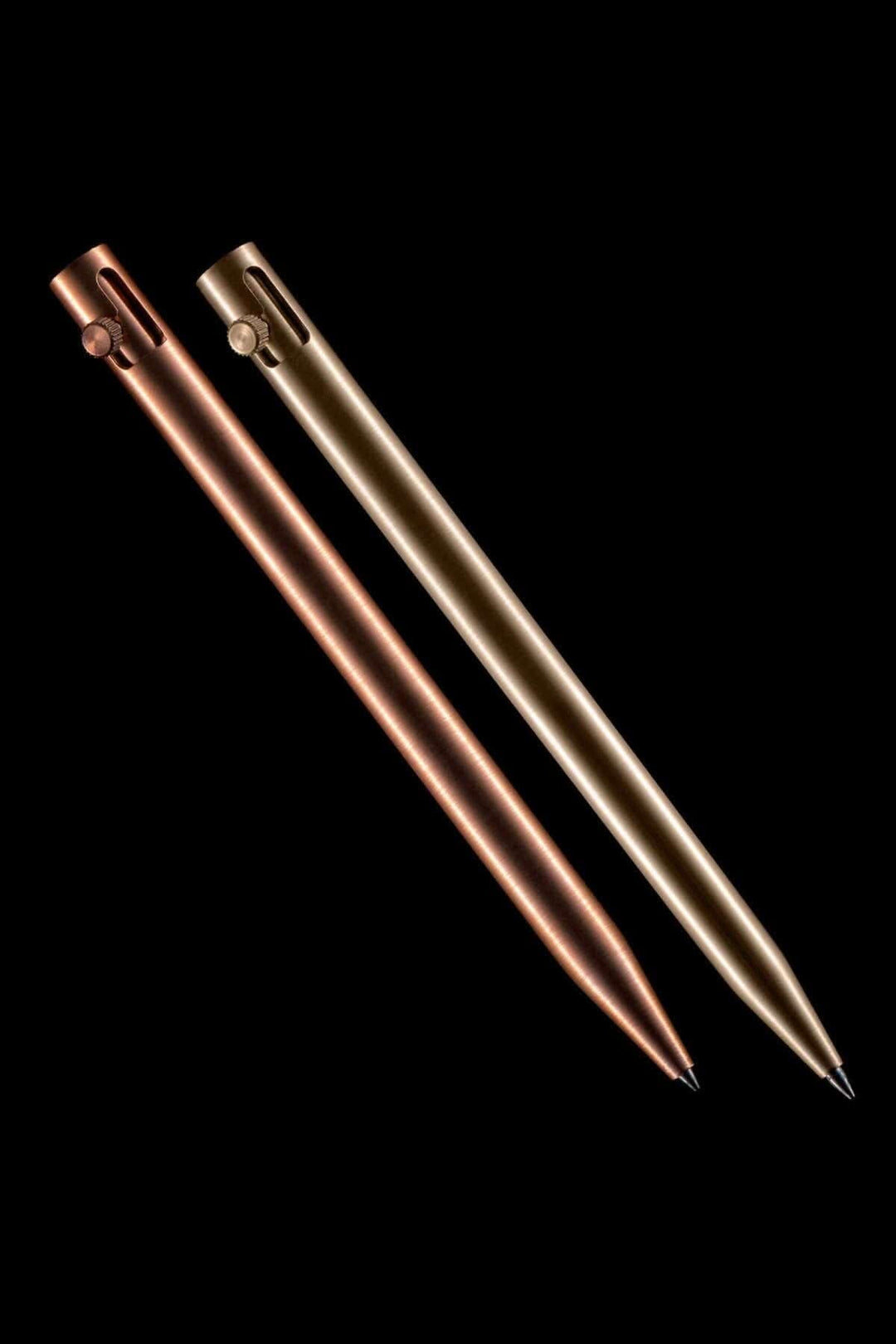 Stylos à deux boulons en métal: bronze et or, sans pièces plastiques, design élégant et ingénierie précise.