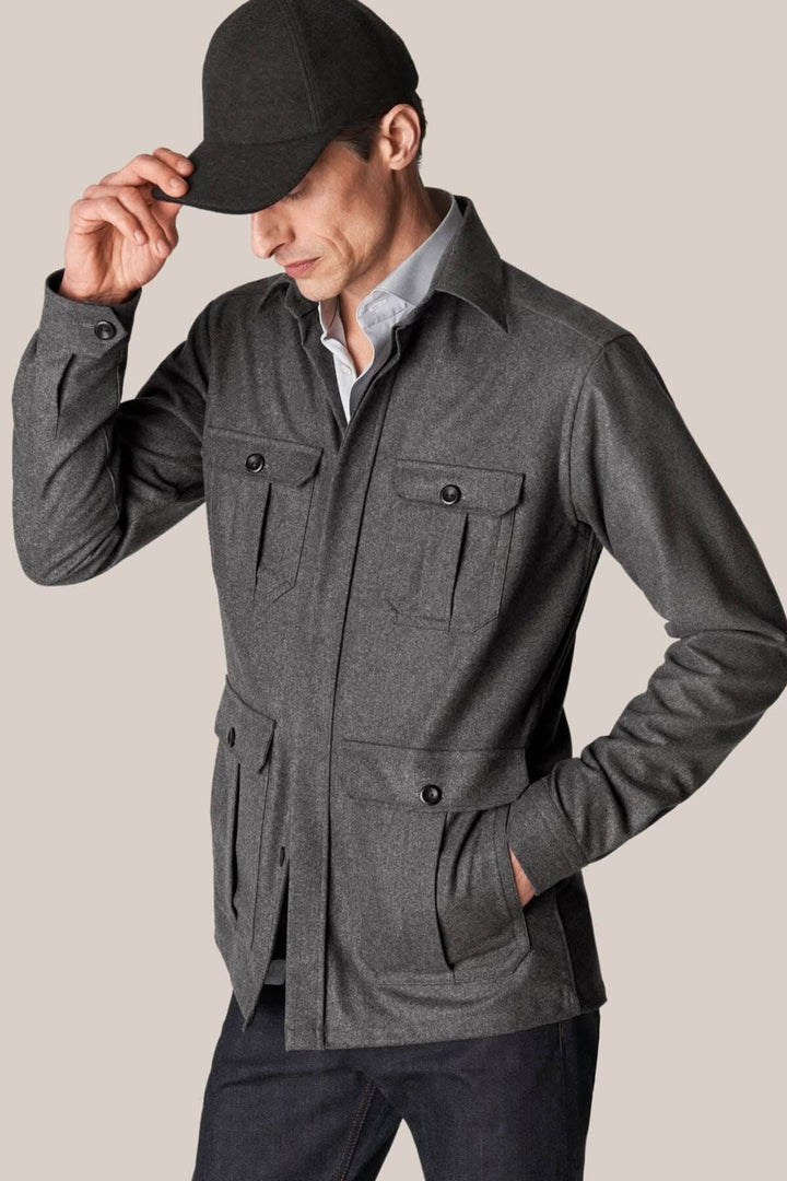 Homme portant une surchemise en laine cachemire grise avec poches, style décontracté et élégant.