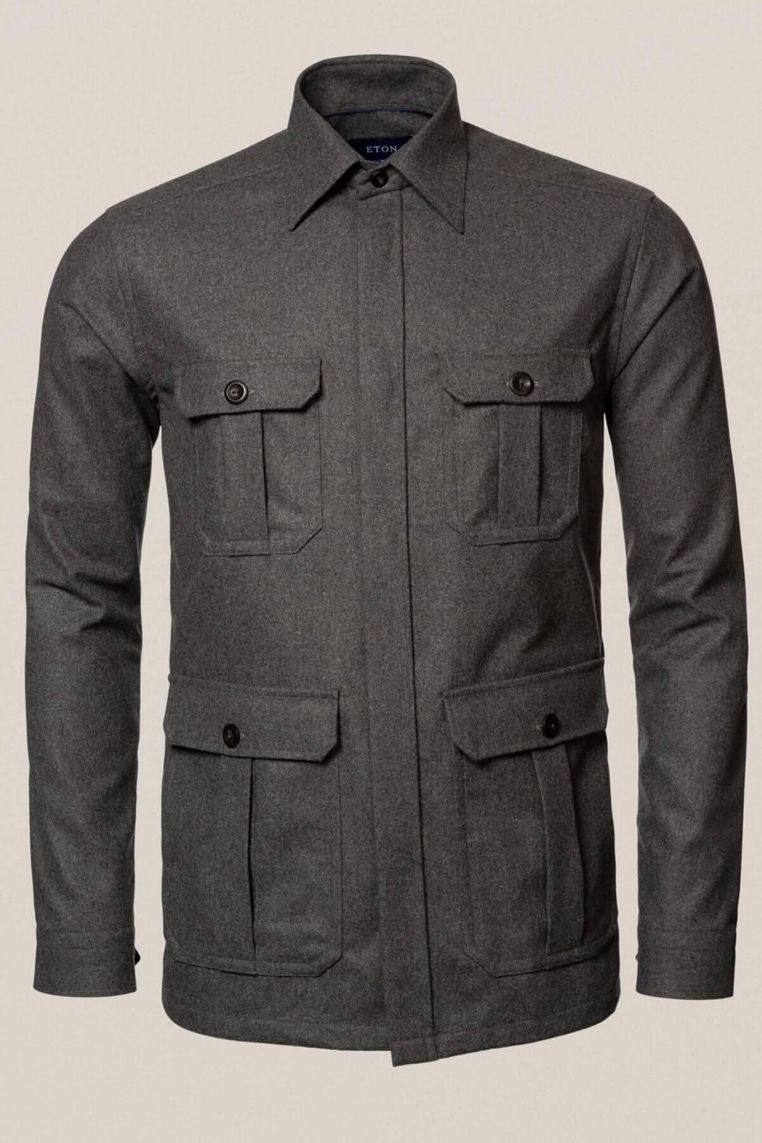 Surchemise en laine cachemire gris, avec quatre poches à rabat et un look flanelle, idéale pour l&