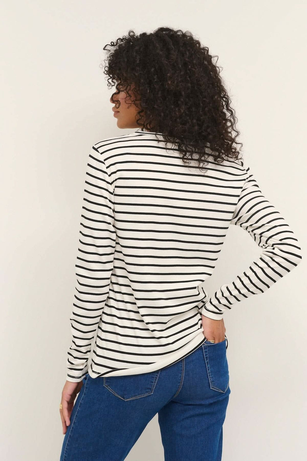 T-shirt à manches longues Lidy, rayé avec détails de cœur, vue arrière, style décontracté.