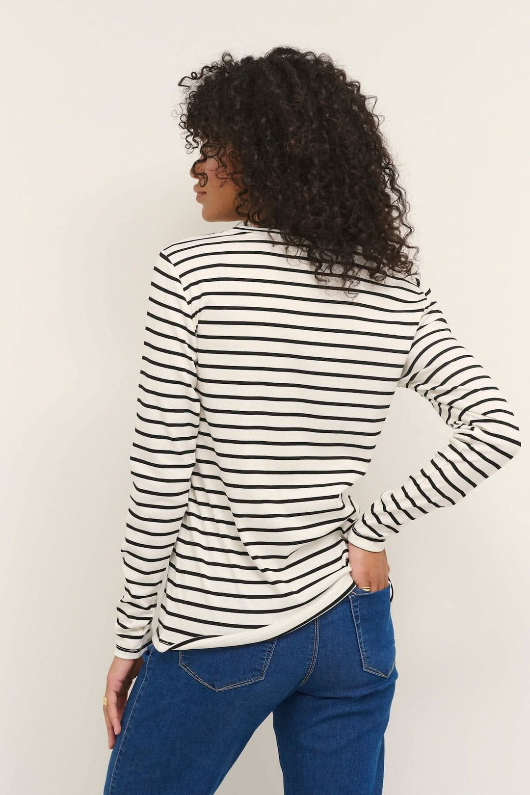 T-shirt à manches longues Lidy, rayé avec détails de cœur, vue arrière, style décontracté.