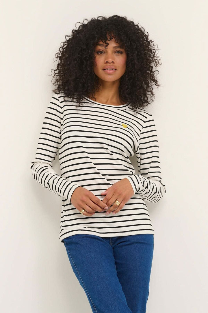 Femme portant un t-shirt rayé à manches longues avec un coeur cousu, encolure ronde, coupe régulière.