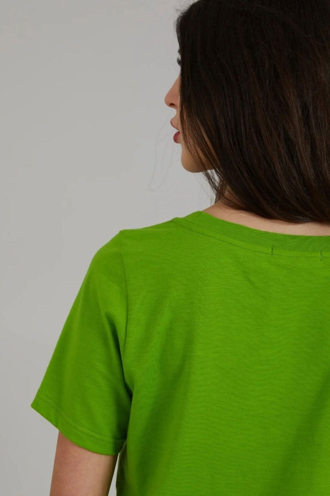 T-shirt vert avec manches courtes et encolure ronde, parfait pour un look décontracté.