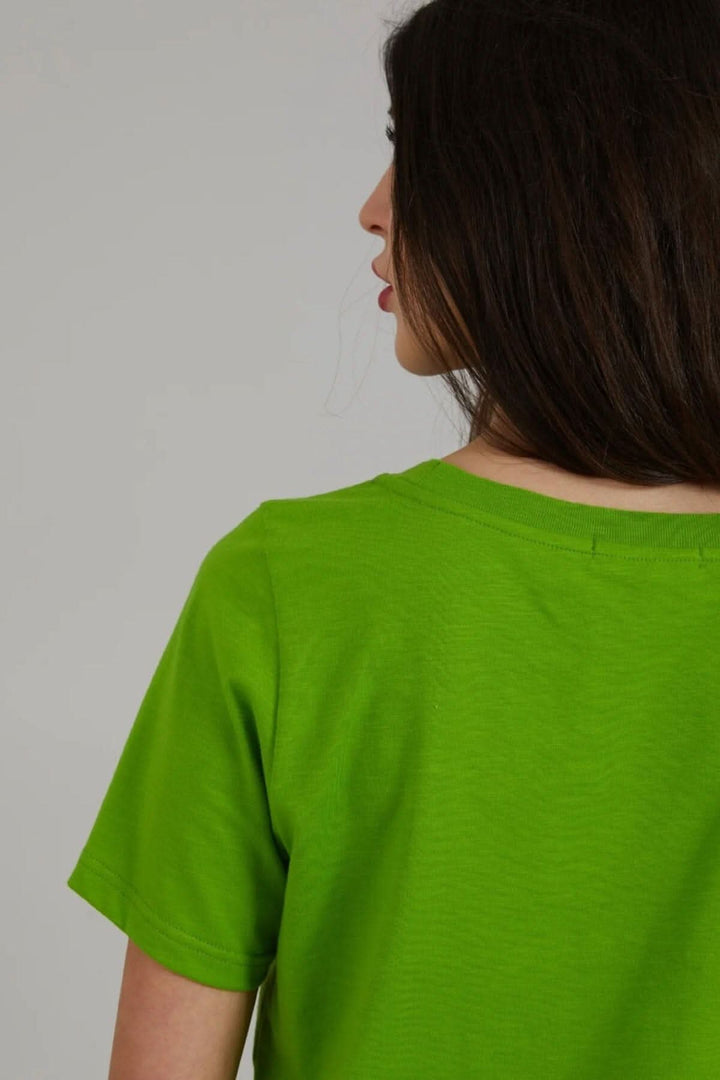 T-shirt vert avec manches courtes et encolure ronde, parfait pour un look décontracté.