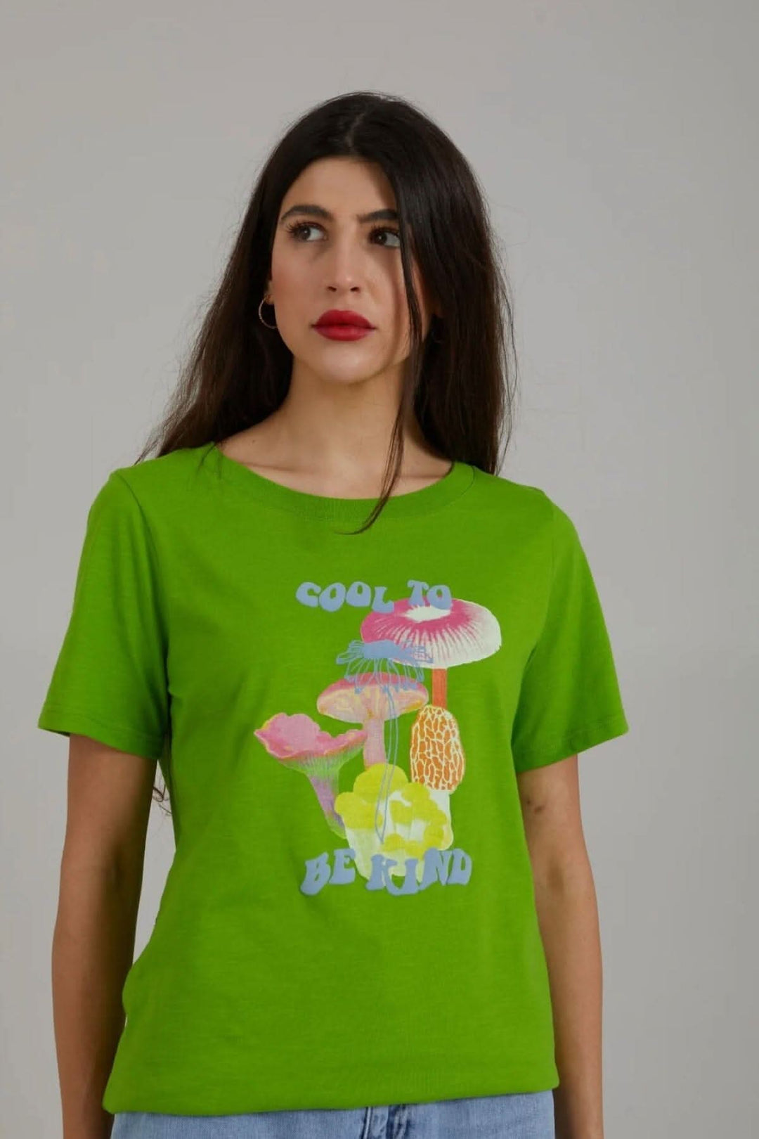 T-shirt vert avec imprimé de champignons et lettrage "Cool to be Kind" manches courtes.