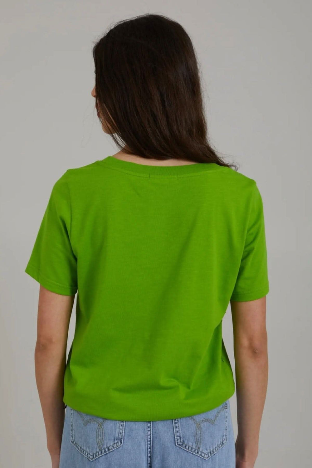 T-shirt vert à manches courtes vu de dos, encolure ronde, style décontracté.