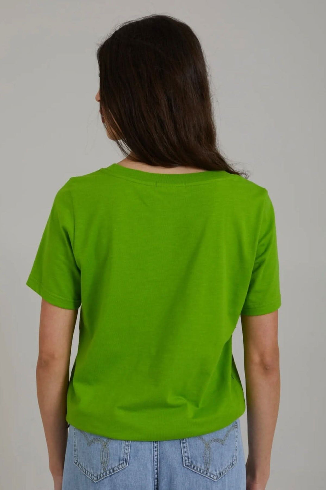 T-shirt vert à manches courtes vu de dos, encolure ronde, style décontracté.