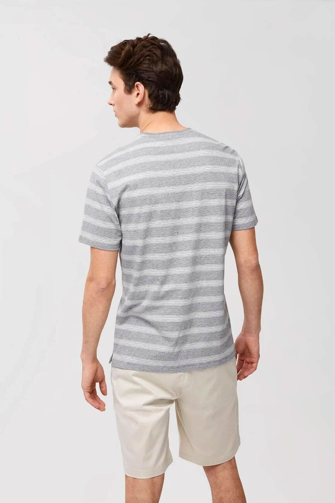 Homme portant un T-shirt à rayures grises Robert Barakett, vu de dos, avec shorts clairs, adapté pour le printemps.
