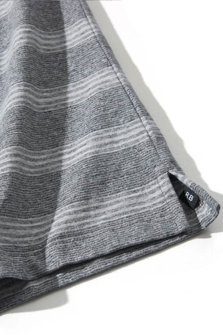 T-shirt Brendan rayé gris de Robert Barakett, col rond, 100% coton, motif à rayures pour le printemps.