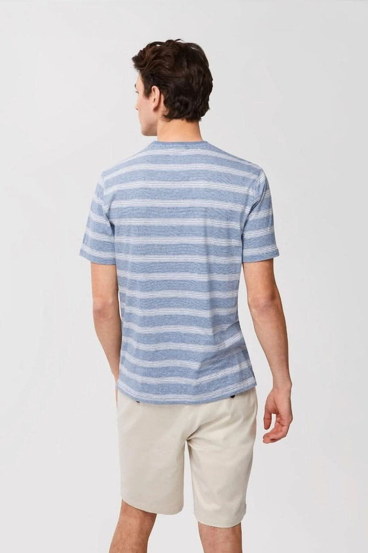 T-shirt Brendan rayé bleu avec un motif à rayures audacieuses, parfait pour le printemps.