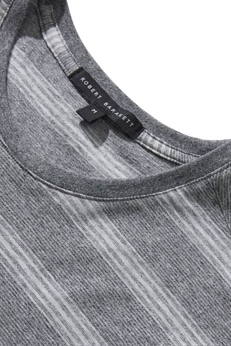 Détail du col rond d'un T-shirt à rayures grises de Robert Barakett, modèle Brendan.