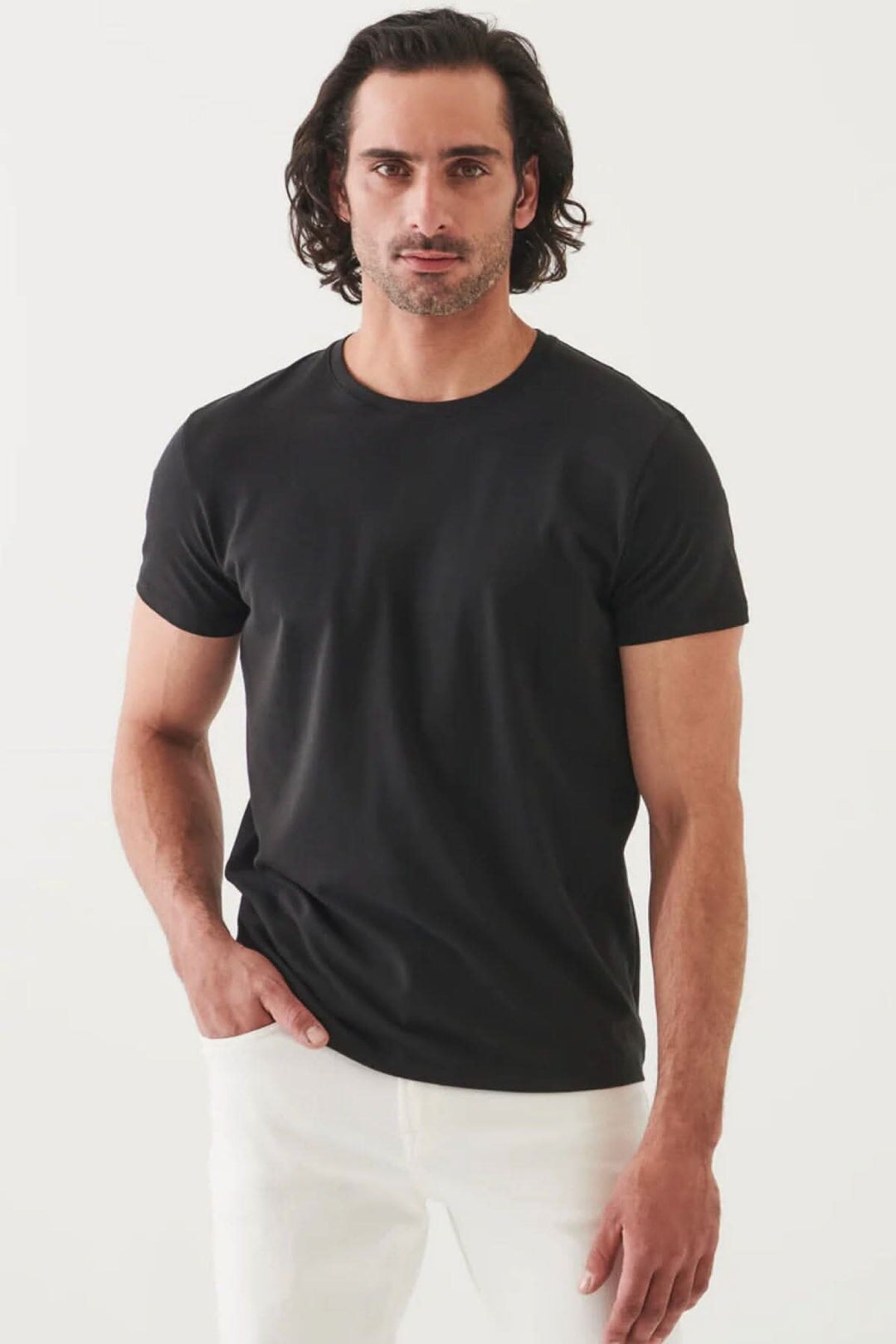 T-shirt basique noir pour homme à la coupe moderne, porté avec un look décontracté et élégant.