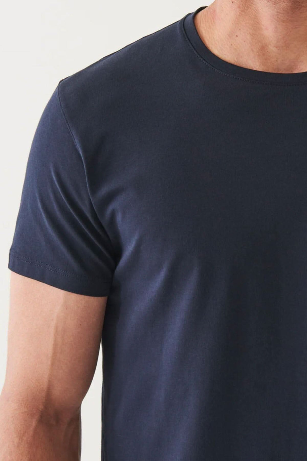 T-shirt basique bleu marine en jersey, coupe moderne, encolure ronde et manches courtes ajustées.
