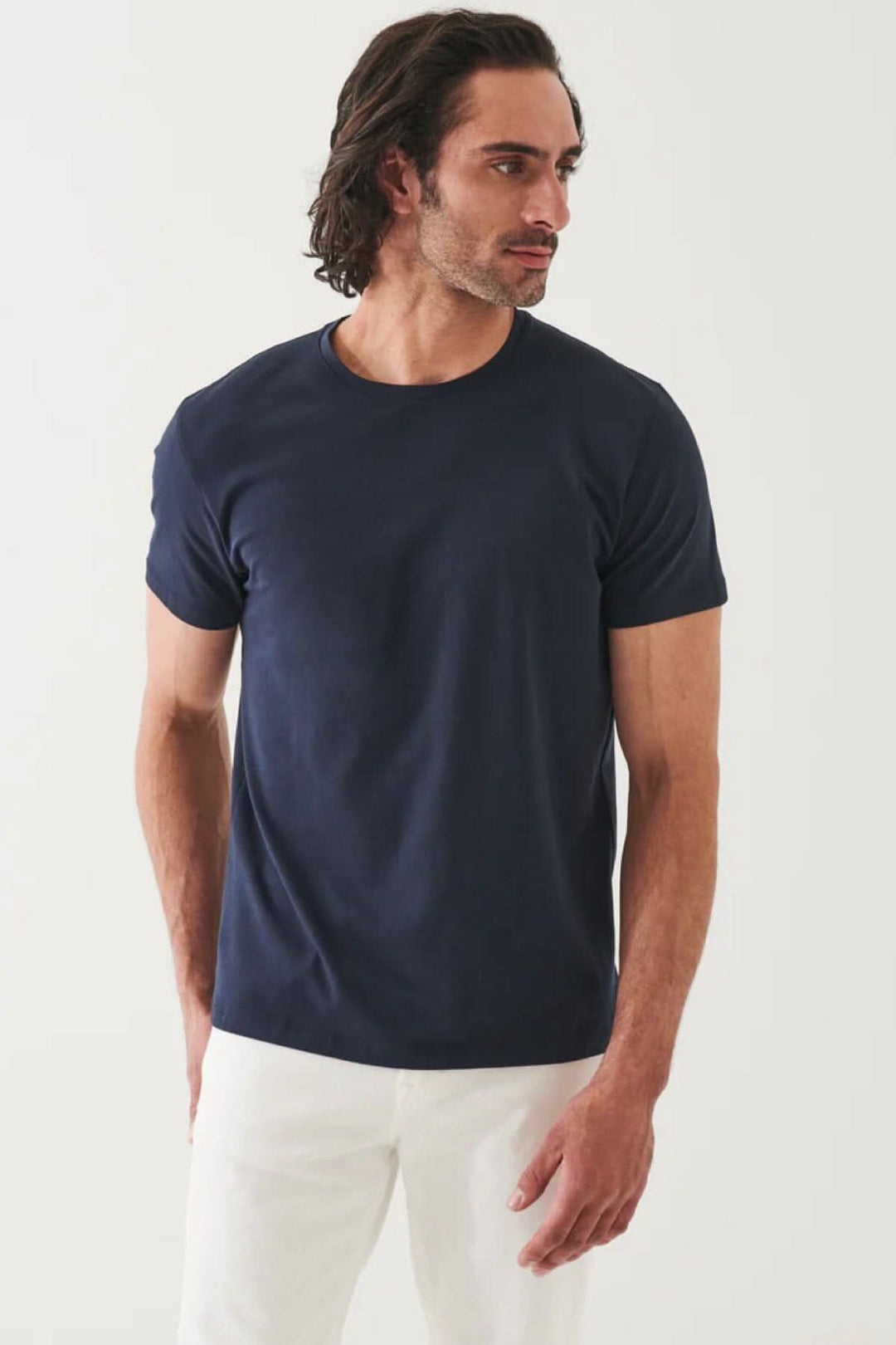 Homme portant un T-shirt basique moderne bleu marine, avec coupe droite et manches courtes.