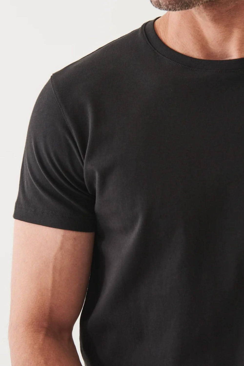T-shirt basique noir à coupe moderne, en jersey lisse, idéal pour un style minimaliste et confortable.