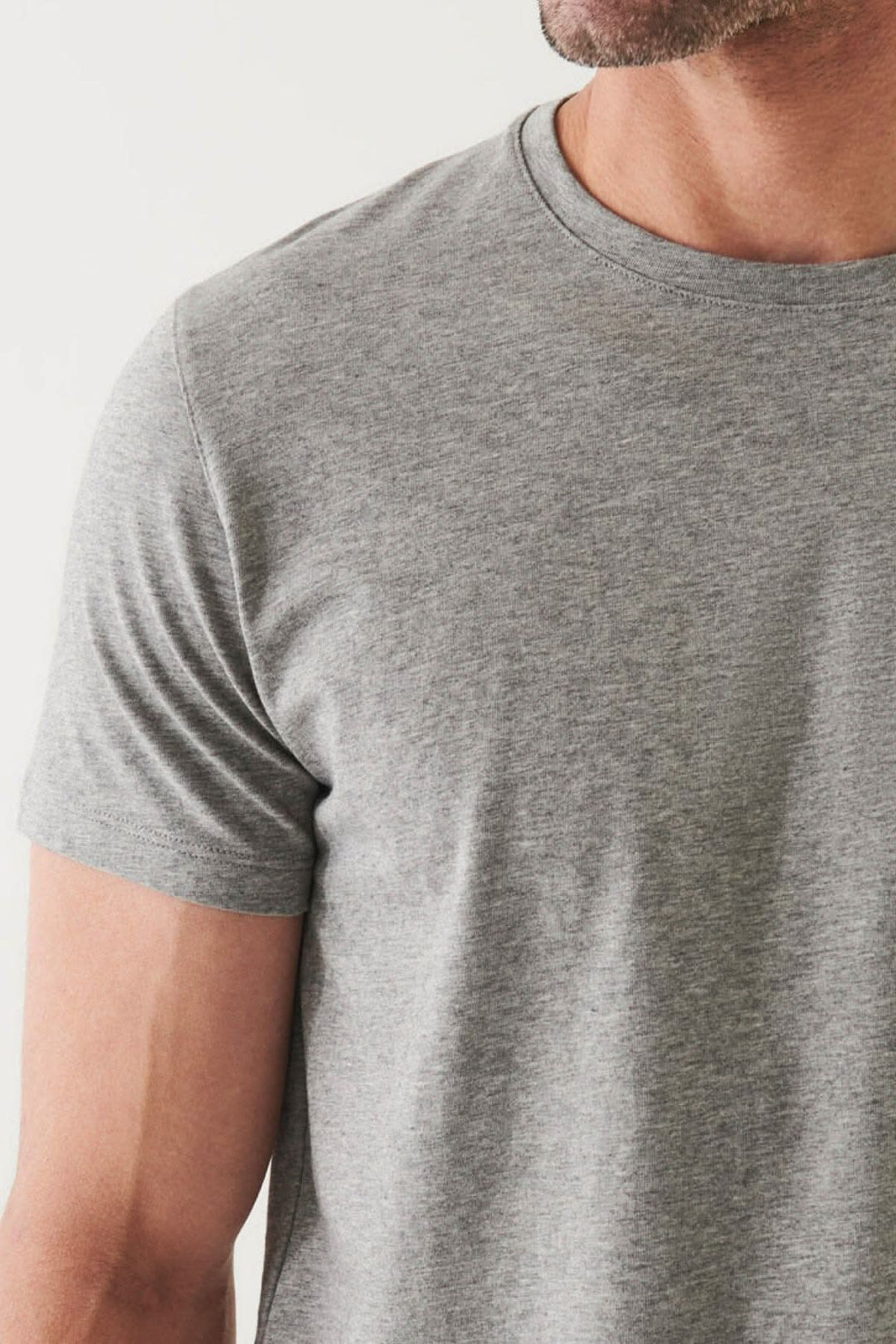 T-shirt basique gris à la coupe moderne et col rond, en jersey dense et lisse
