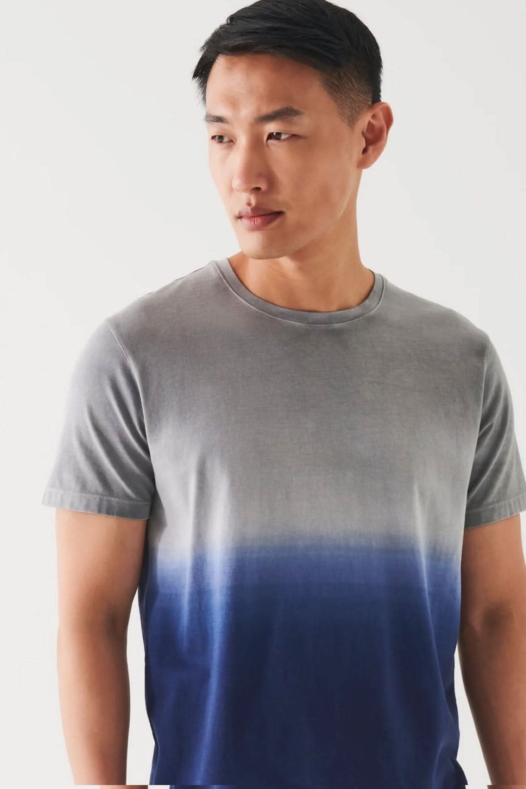 T-shirt en coton pima stretch dégradé pour homme, coloris gris à bleu, coupe régulière.