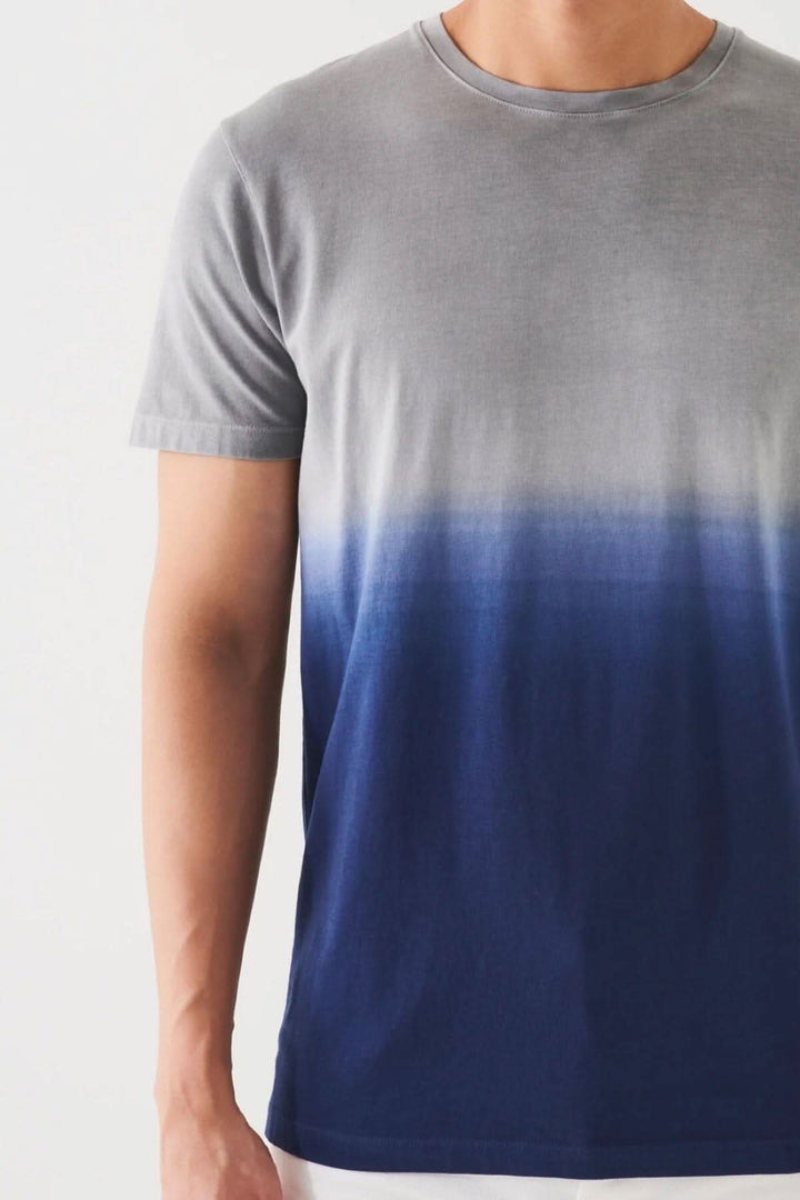 T-shirt en coton pima stretch dégradé, col ras du cou, léger et extensible pour un look moderne.