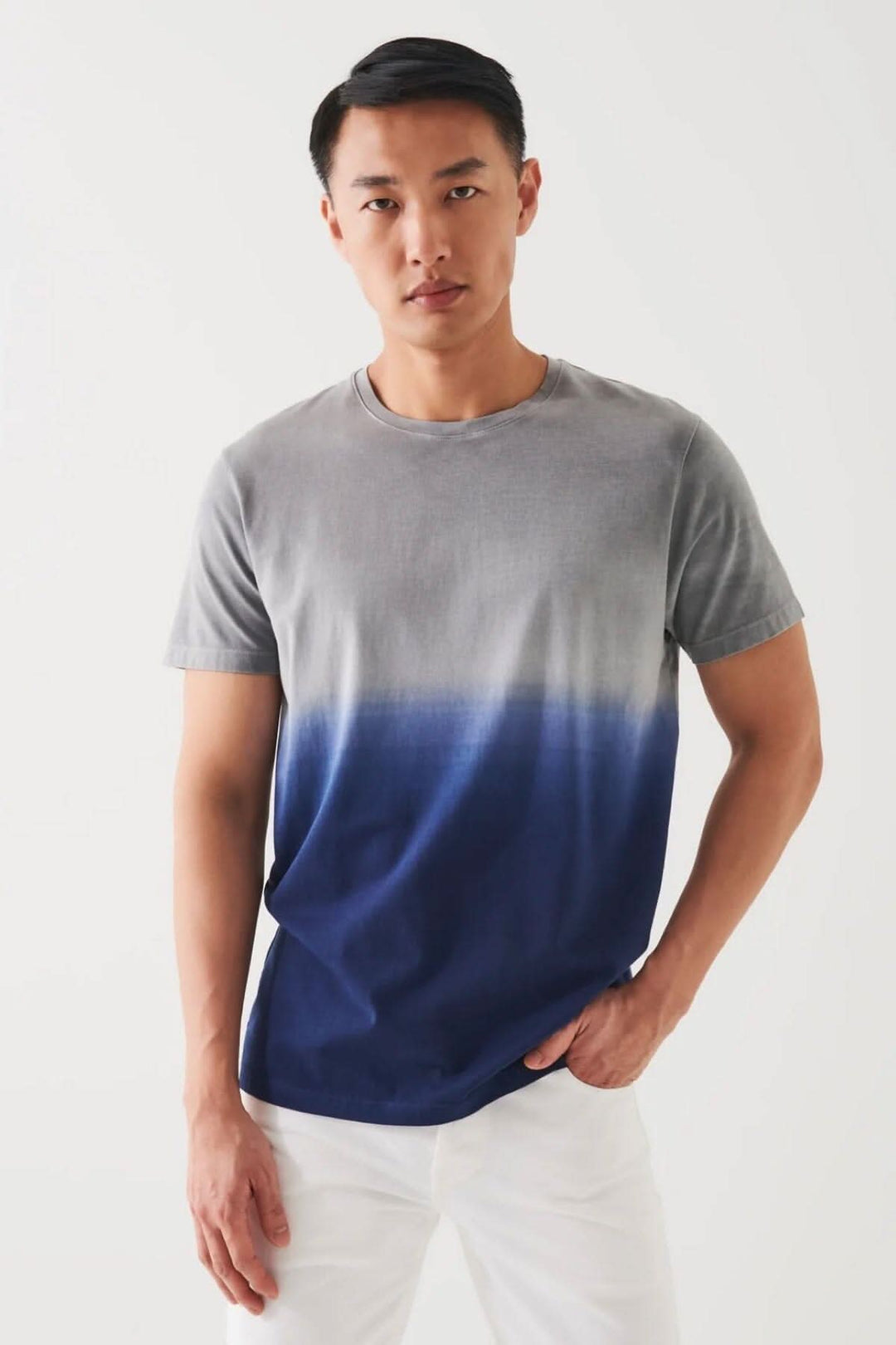 T-shirt en coton pima stretch bleu dégradé porté par un homme, style décontracté avec col rond.