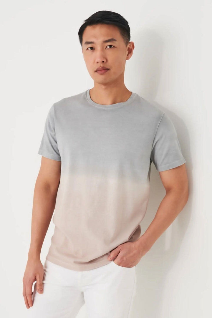 T-shirt dégradé en coton pima stretch pour homme, porté avec un look élégant sur fond neutre.