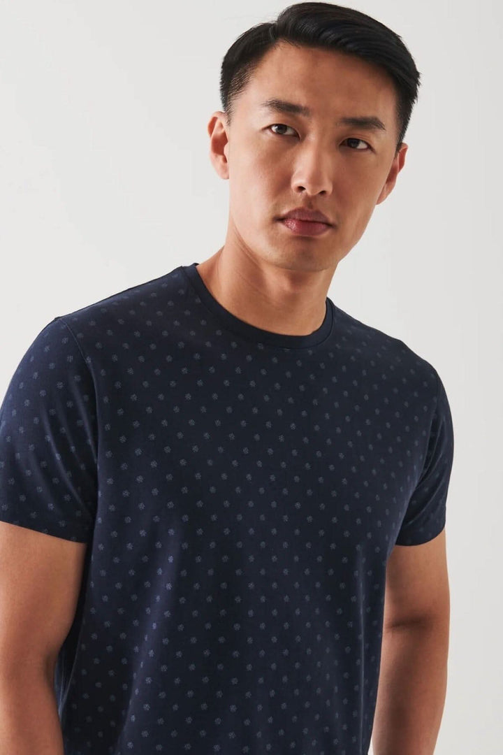 T-shirt en coton pima stretch avec micro-motif, modèle homme portant un t-shirt élégant à col rond.