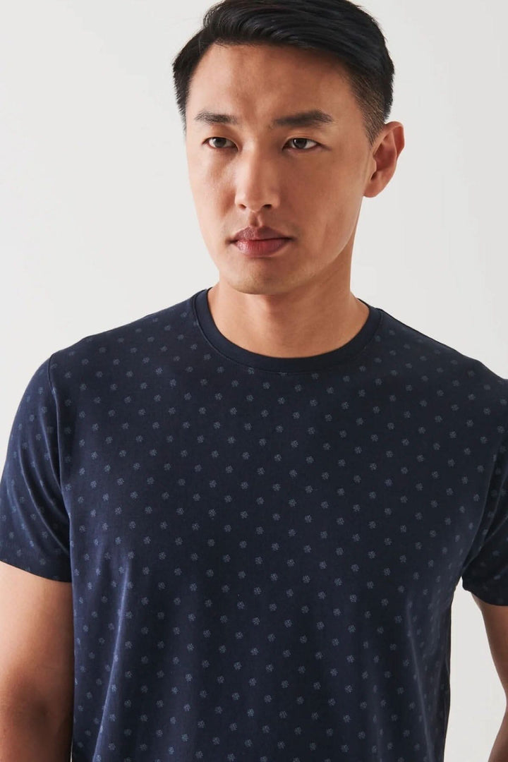 T-shirt en coton pima stretch à motif micro sur un modèle masculin, couleur marine.