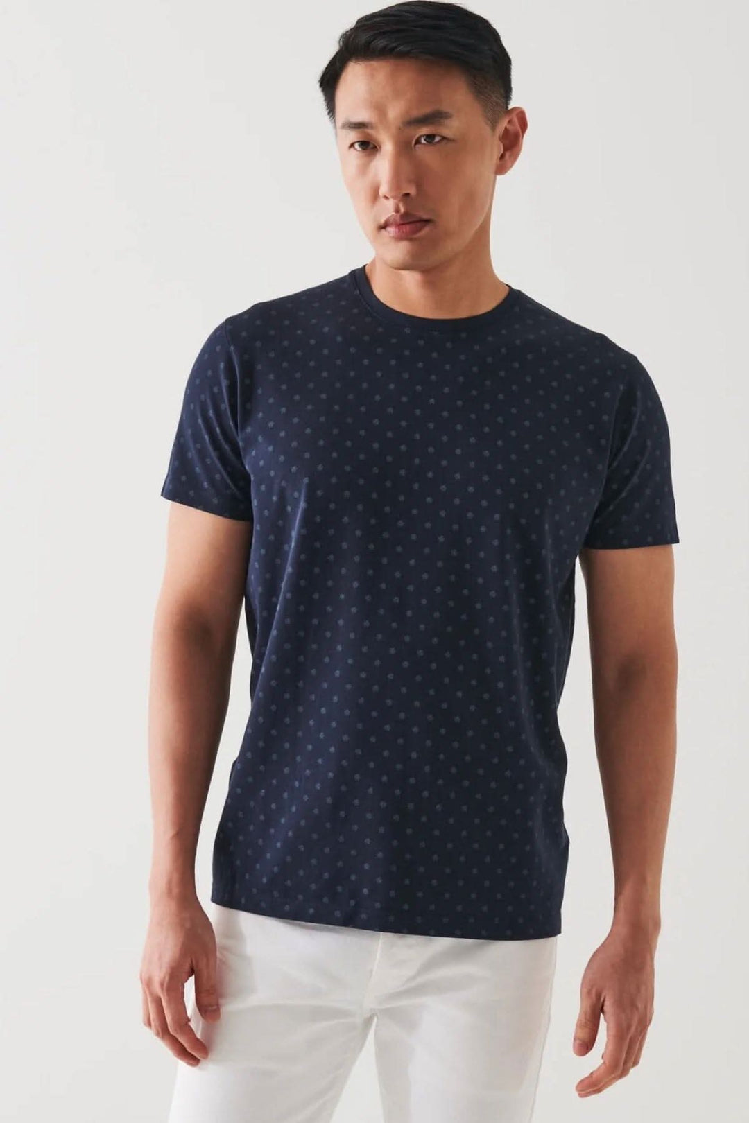 T-shirt en coton pima extensible avec micro-motif, coupe régulière, porté par un homme sur fond neutre.