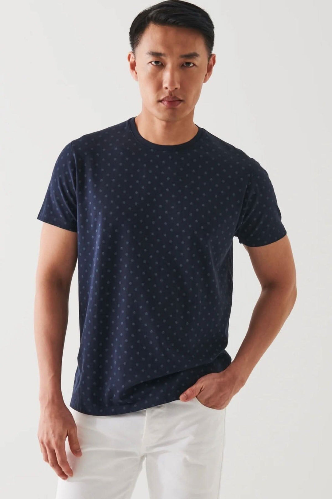 T-shirt en coton pima stretch avec micro-motif, coupe confortable, parfait pour l'été.