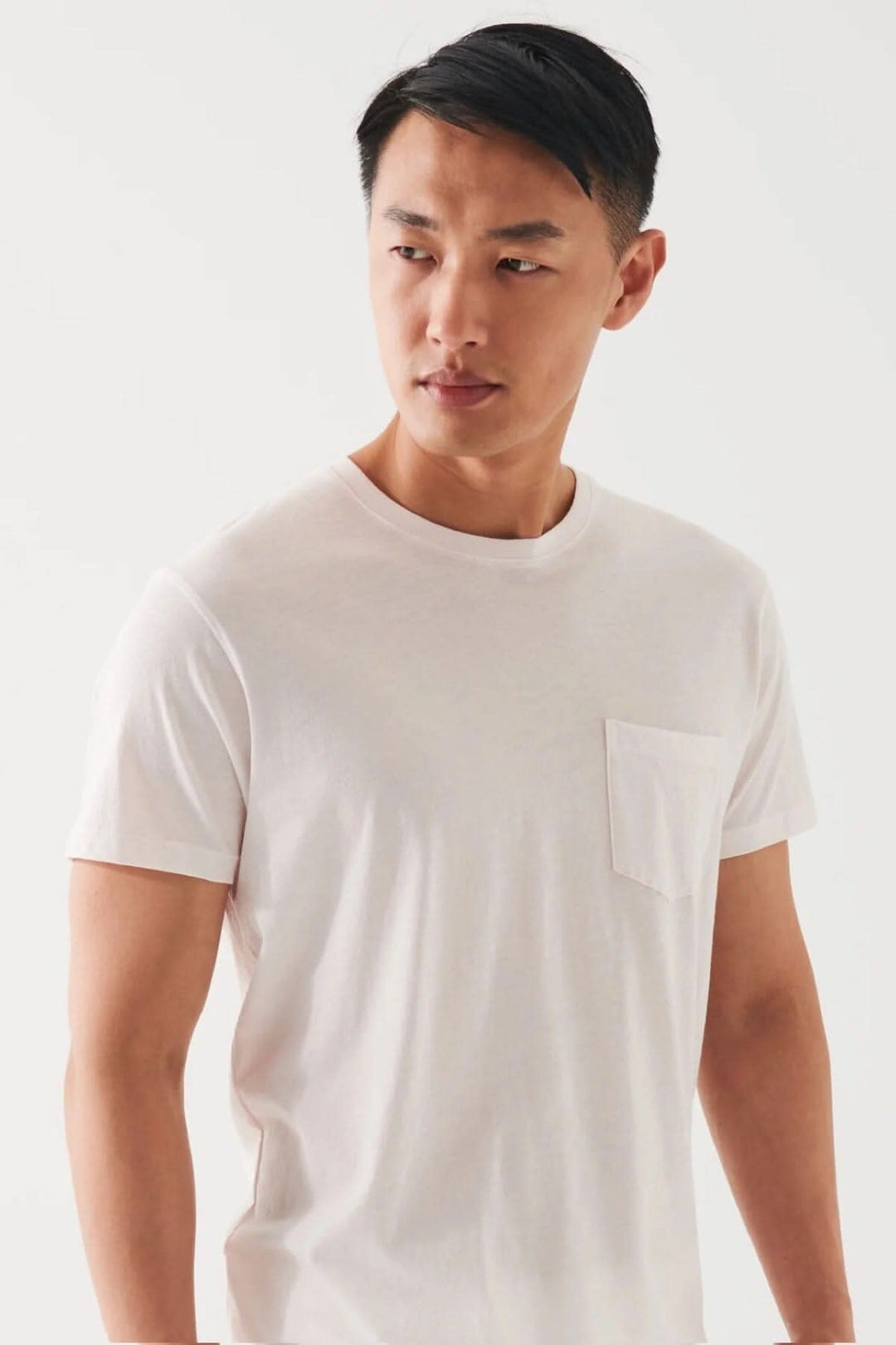 T-shirt léger en coton pima pour homme avec poche, idéal pour temps chaud, coupe classique.