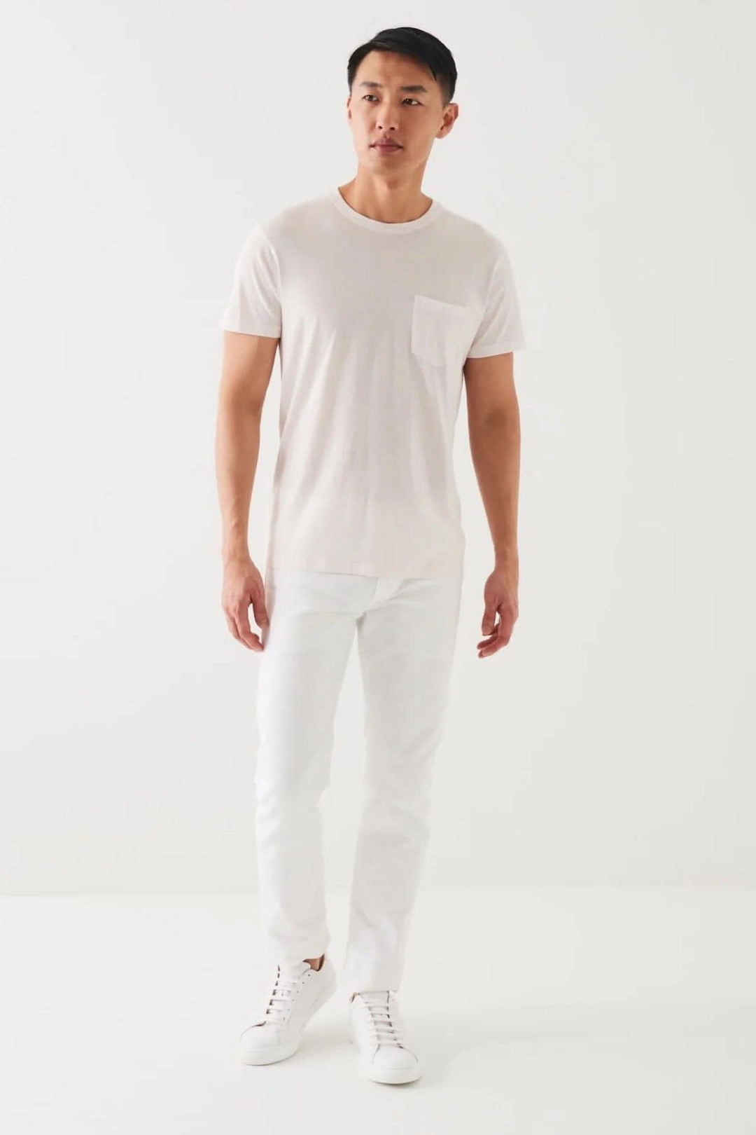 Homme portant un t-shirt léger en coton pima avec une poche, idéal pour les journées chaudes.