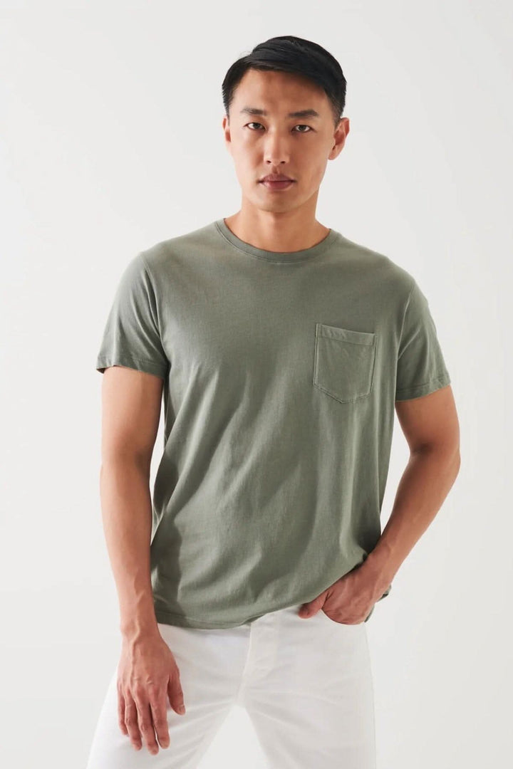 T-shirt léger en coton pima vert avec poche, porté par un homme, style décontracté, ajustement régulier.