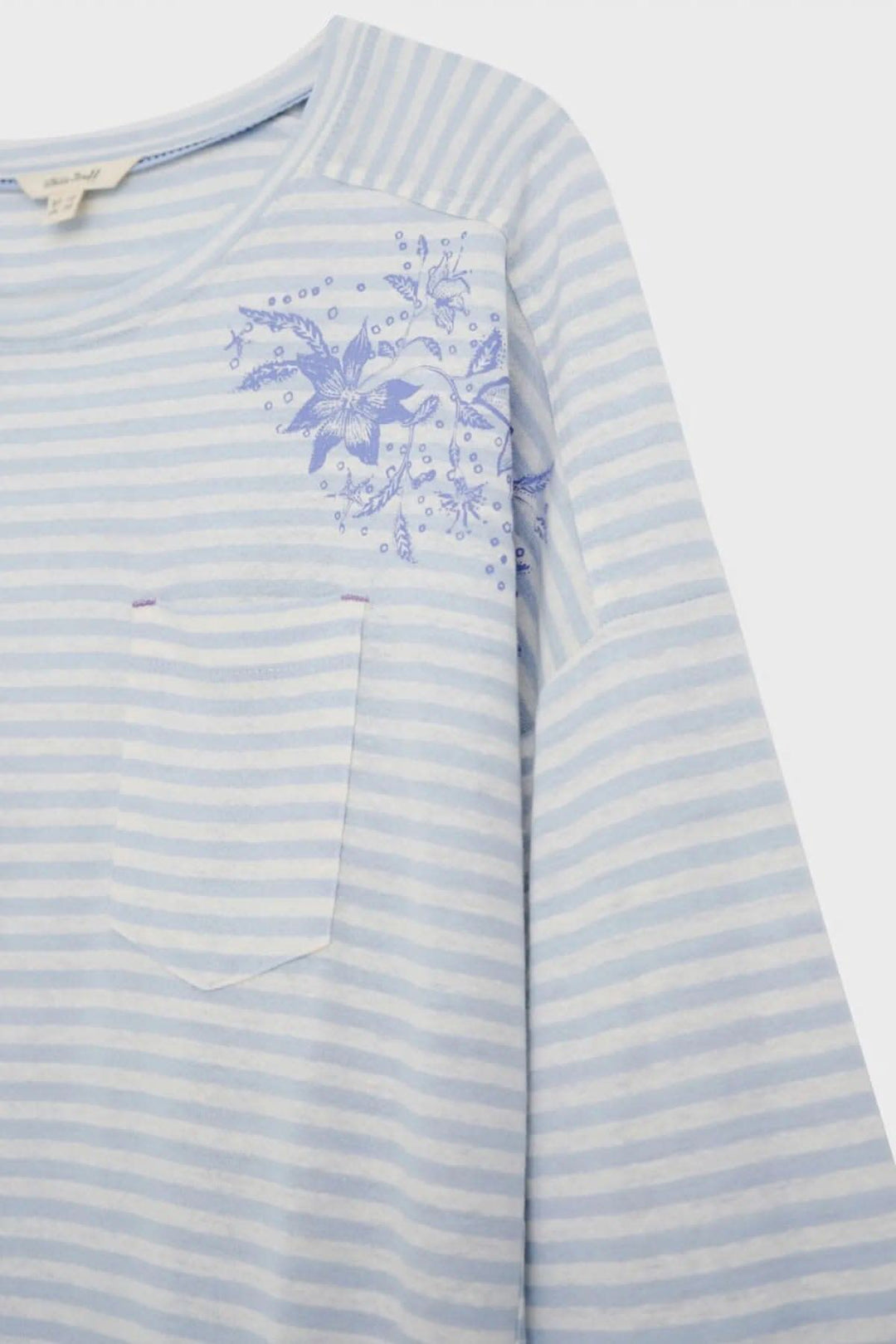 T-shirt Lennox rayé bleu clair avec un motif floral sur la poitrine et une poche avant.