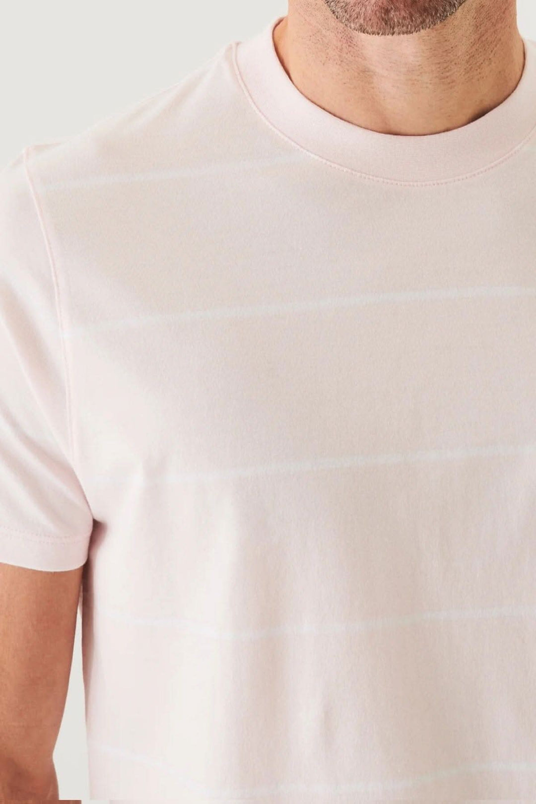 T-shirt rayé en coton pima mercerisé, léger et doux, avec col ras du cou pour un look élégant.