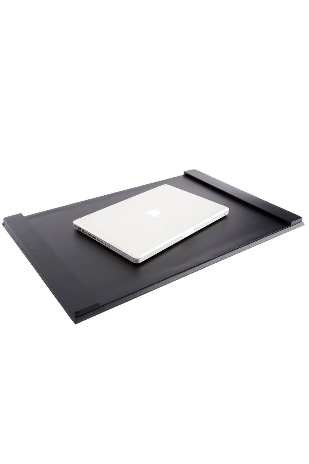 Tapis de travail en cuir noir avec un ordinateur portable, idéal pour un bureau à domicile élégant.