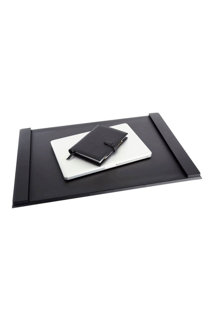 Tapis de travail en cuir noir avec ordinateur portable et carnet de notes sur une surface élégante.