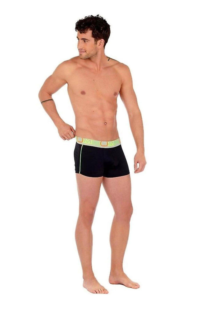 Boxer homme noir en microfibre avec élastique vert fluo, idéal pour le training, offrant confort et style.