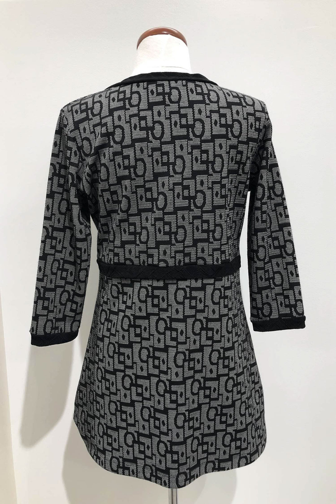 Tunique grise et noire à motifs géométriques, col en V et manches trois-quart, fabriquée au Québec.