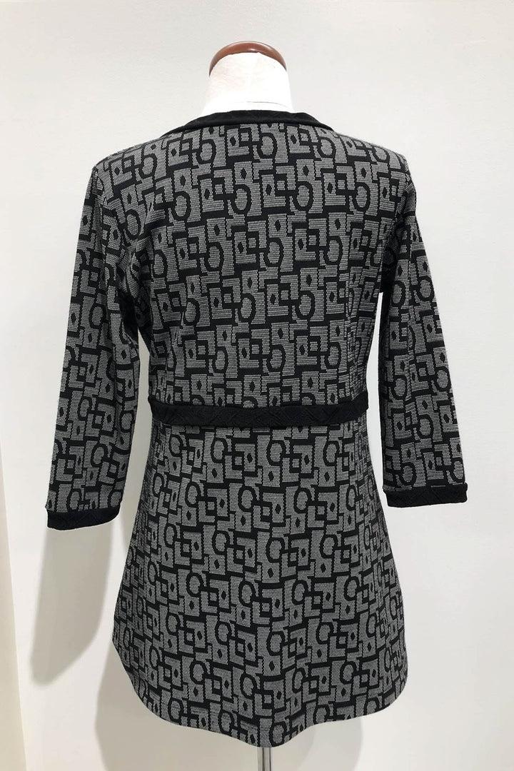 Tunique grise et noire à motifs géométriques, col en V et manches trois-quart, fabriquée au Québec.