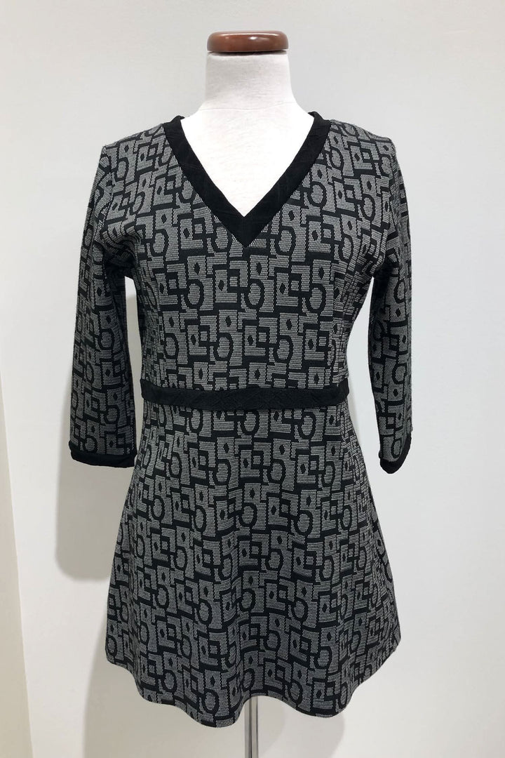 Tunique grise et noire à motifs géométriques, col en V, manches trois-quart, fabriquée au Québec.