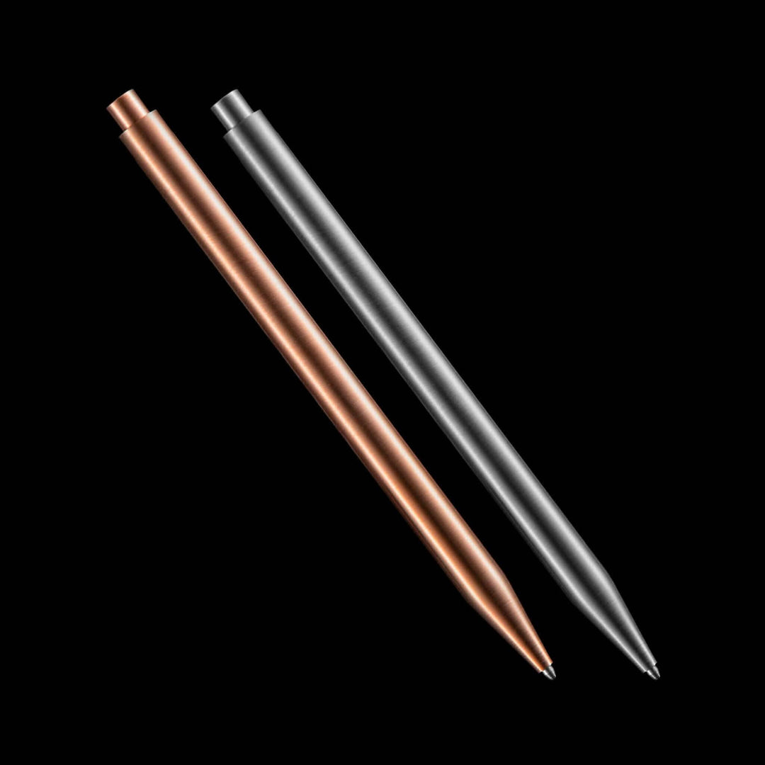 Deux stylos modernes en cuivre et acier inoxydable, choix élégant pour un style raffiné.