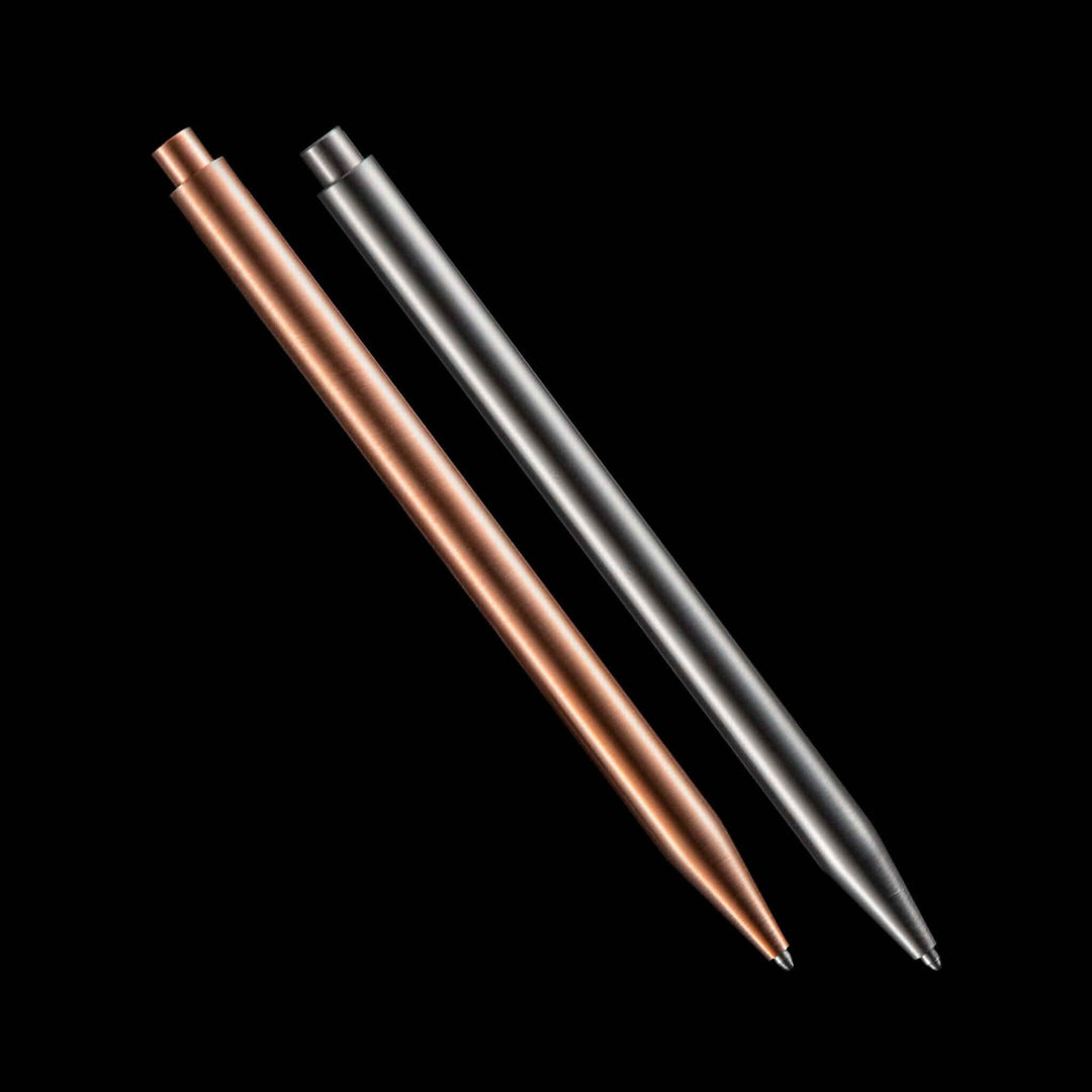 Deux stylos modernes en métal : un en cuivre et un en acier inoxydable, sur fond noir.