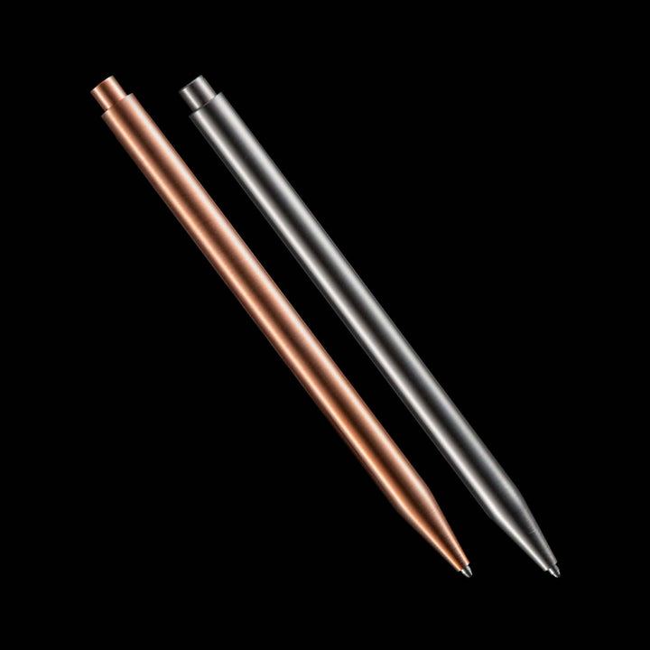 Deux stylos modernes en métal : un en cuivre et un en acier inoxydable, sur fond noir.