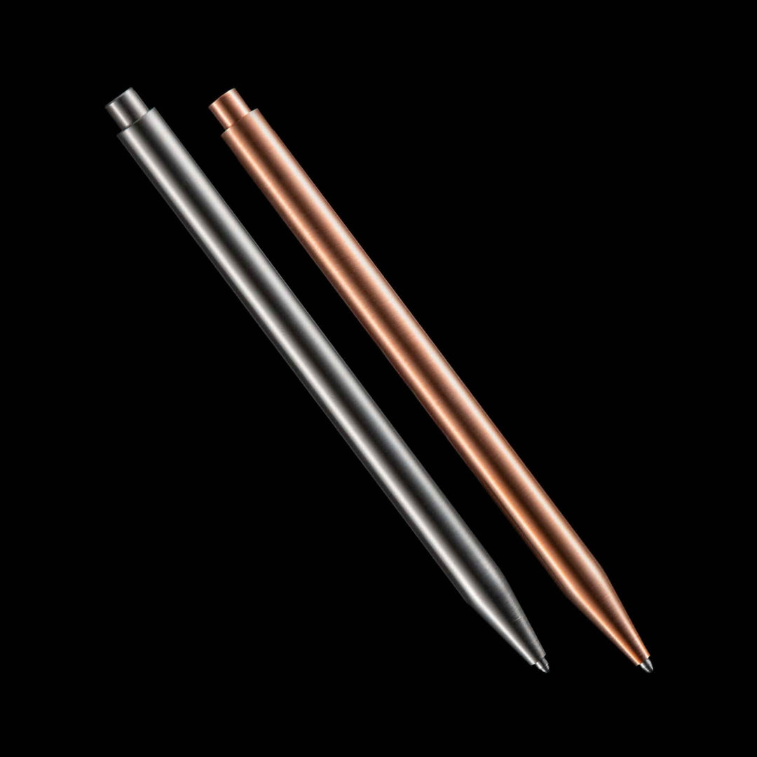 Deux stylos modernes en métal : acier inoxydable et cuivre, parfaits pour un design élégant et sophistiqué.